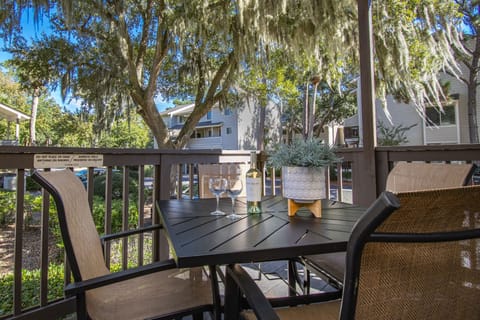 New patio set with awesome views!
