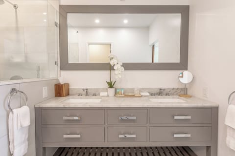 Suite (2 Room with one Master King) | Bathroom | Combined shower/tub, free toiletries, towels