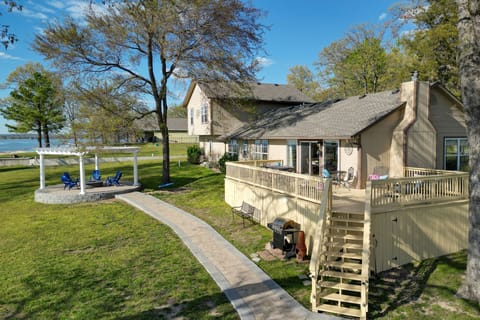 Grove Vacation Rental | 4 BR | 3 BA | 2,290 Sq Ft