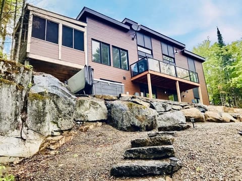 Welcome to your private cottage with direct access to Lac Lili.