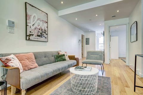 Beautiful décor and a futon that 1 guest can use if needed.