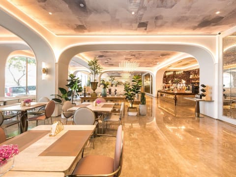 20 restaurants, breakfast served