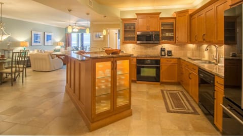 Beautifully updated and modern kitchen, separate ice maker to fill the cooler