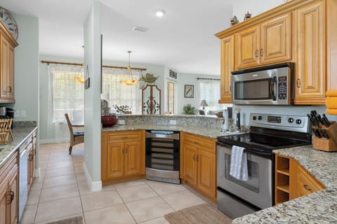 Fully equipped kitchen (with a wine fridge)!