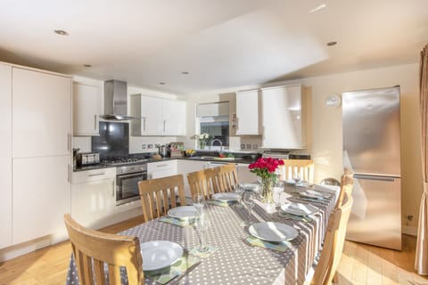 The dining area, fridge, stovetop and oven - Lodge 40