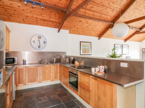 Cottage | Private kitchen | Dishwasher, cookware/dishes/utensils