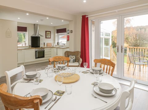Cottage | Private kitchen | Fridge, microwave, dishwasher, electric kettle