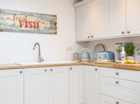 Cottage | Private kitchen | Fridge, electric kettle, toaster, cookware/dishes/utensils