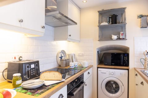 Cottage | Private kitchen | Fridge, dishwasher, electric kettle, toaster