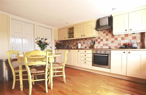 Cottage | Private kitchen | Fridge, dishwasher, cookware/dishes/utensils