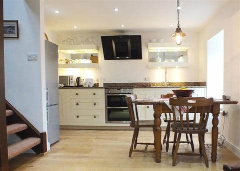 Cottage | Private kitchen | Cookware/dishes/utensils