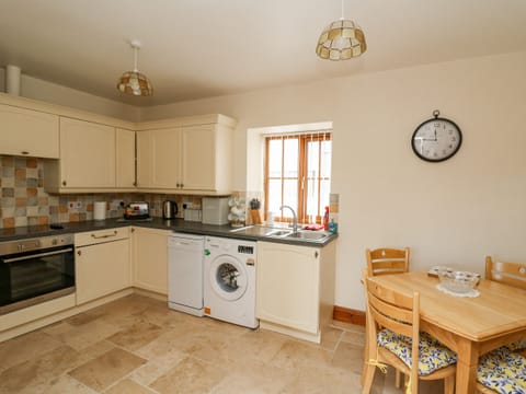 Cottage | Private kitchen | Fridge, dishwasher, cookware/dishes/utensils