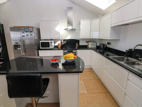 Cottage | Private kitchen | Fridge, dishwasher, cookware/dishes/utensils