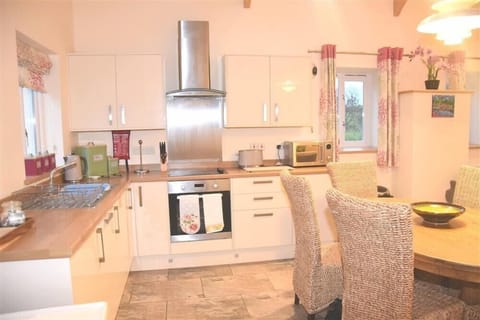 Cottage | Private kitchen | Fridge, dishwasher, cookware/dishes/utensils