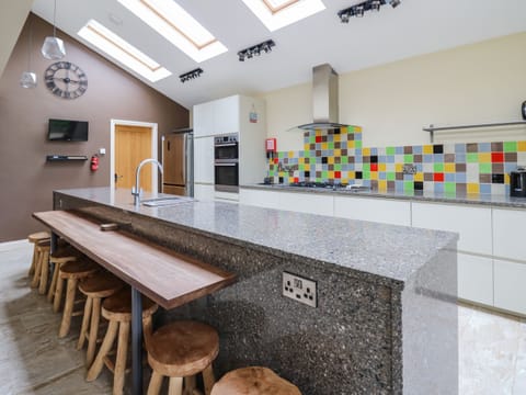 Fridge, dishwasher, cookware/dishes/utensils