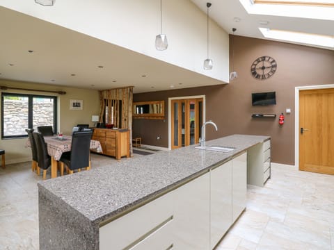 Fridge, dishwasher, cookware/dishes/utensils