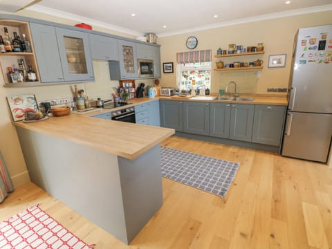 Fridge, dishwasher, cookware/dishes/utensils