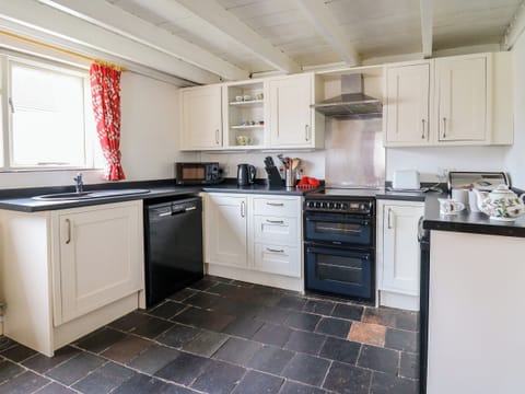 Cottage | Private kitchen | Fridge, dishwasher, toaster, cookware/dishes/utensils