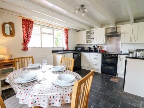 Cottage | Private kitchen | Fridge, dishwasher, toaster, cookware/dishes/utensils