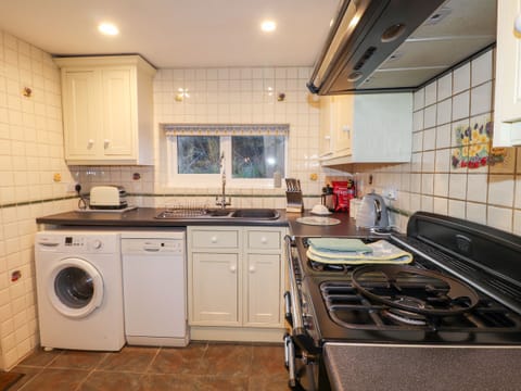 Cottage | Private kitchen | Fridge, dishwasher, cookware/dishes/utensils
