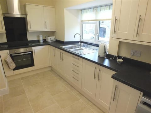 Cottage | Private kitchen | Fridge, dishwasher, cookware/dishes/utensils