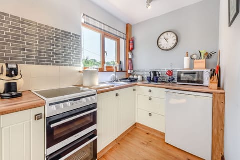 Cottage | Private kitchen | Fridge, electric kettle, toaster, cookware/dishes/utensils