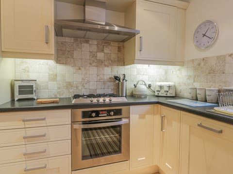 Cottage | Private kitchen | Dishwasher, cookware/dishes/utensils