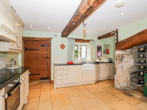 Cottage | Private kitchen | Fridge, dishwasher, electric kettle, toaster