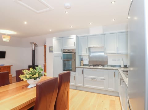 Cottage | Private kitchen | Fridge, dishwasher, electric kettle, toaster