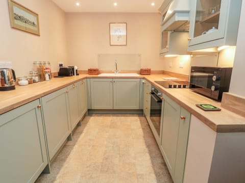 Cottage | Private kitchen | Fridge, dishwasher, electric kettle, toaster