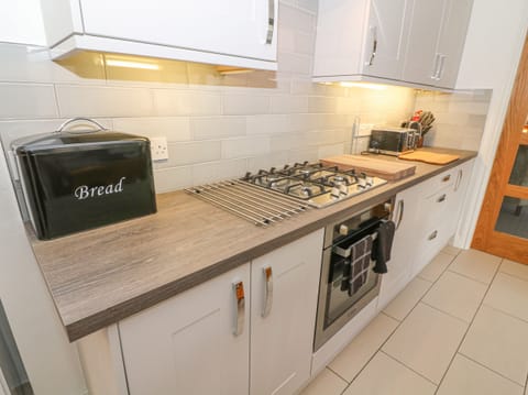 Cottage | Private kitchen | Fridge, dishwasher, electric kettle, toaster