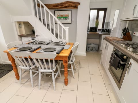 Cottage | Private kitchen | Fridge, dishwasher, electric kettle, toaster