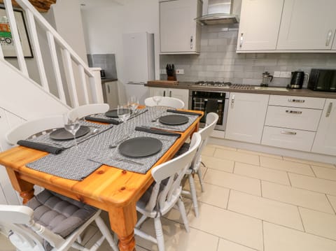 Cottage | Private kitchen | Fridge, dishwasher, electric kettle, toaster