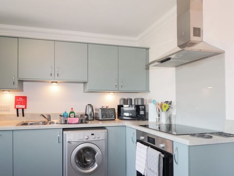 Cottage | Private kitchen | Fridge, dishwasher, electric kettle, toaster