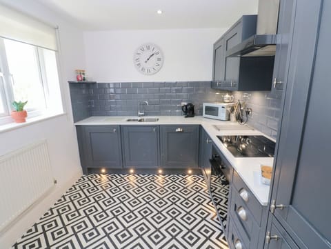 Cottage | Private kitchen | Fridge, dishwasher, electric kettle, toaster