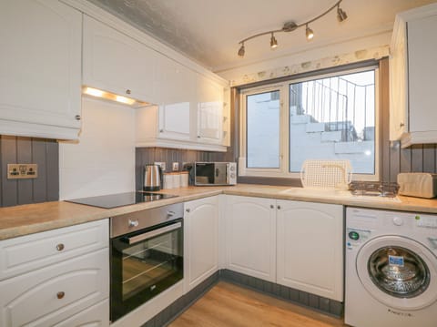 Cottage | Private kitchen | Fridge, electric kettle, toaster, cookware/dishes/utensils