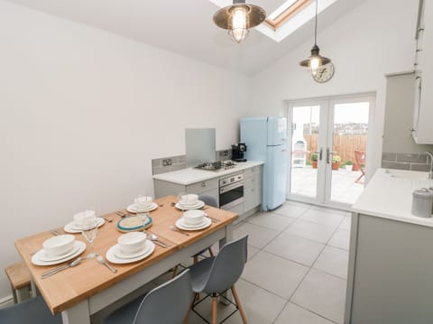 Cottage | Private kitchen | Fridge, dishwasher, electric kettle, toaster