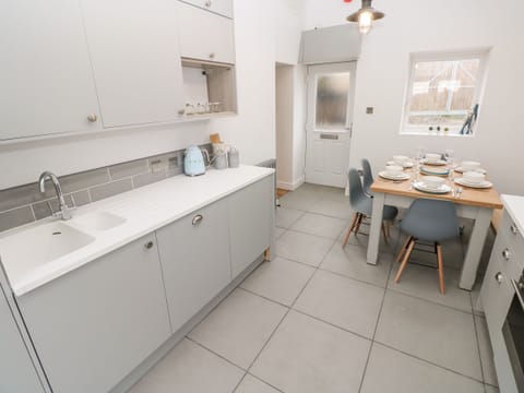 Cottage | Private kitchen | Fridge, dishwasher, electric kettle, toaster