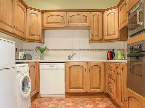 Cottage | Private kitchen | Fridge, dishwasher, cookware/dishes/utensils