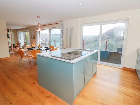 Cottage | Private kitchen | Fridge, dishwasher, cookware/dishes/utensils