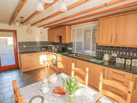 Cottage | Private kitchen | Fridge, dishwasher, electric kettle, toaster