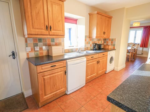 Cottage | Private kitchen | Fridge, dishwasher, electric kettle, toaster
