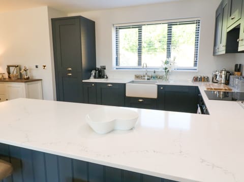 Cottage | Private kitchen | Fridge, dishwasher, cookware/dishes/utensils