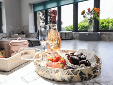 Cottage | Dining