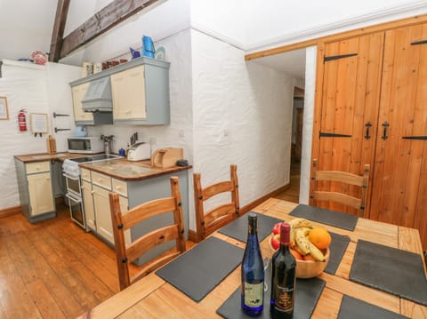 Cottage | Private kitchen | Fridge, dishwasher, electric kettle, toaster