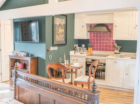 Cottage | Private kitchen | Fridge, dishwasher, cookware/dishes/utensils