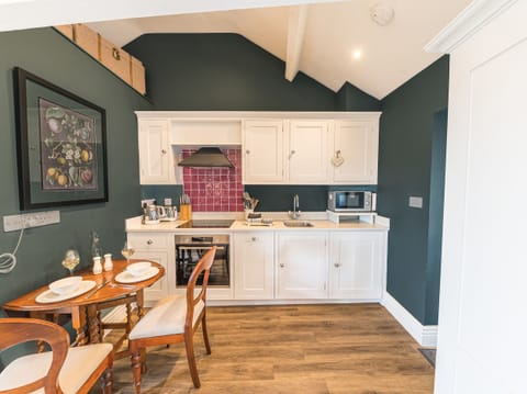 Cottage | Private kitchen | Fridge, dishwasher, cookware/dishes/utensils