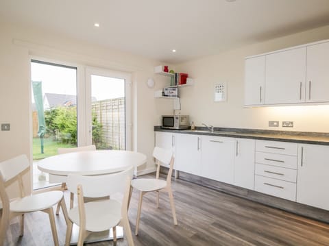 Cottage | Private kitchen | Fridge, dishwasher, cookware/dishes/utensils