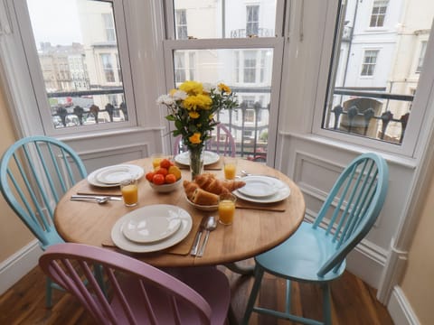 Cottage | Dining