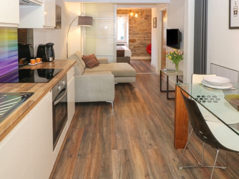 Cottage | Private kitchen | Fridge, electric kettle, toaster, cookware/dishes/utensils